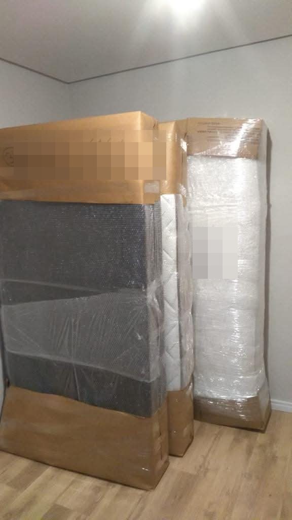 Frete, Mudança e Transportadora em Balneário Piçarras – SC 9 Colchão e base de cama casal embalados com papelão e plástico-bolha para a mudança