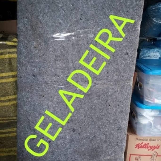 Frete, Mudança e Transportadora em Balneário Camboriú – SC 6 Geladeira protegida com manta cinza e plástico filme para a mudança