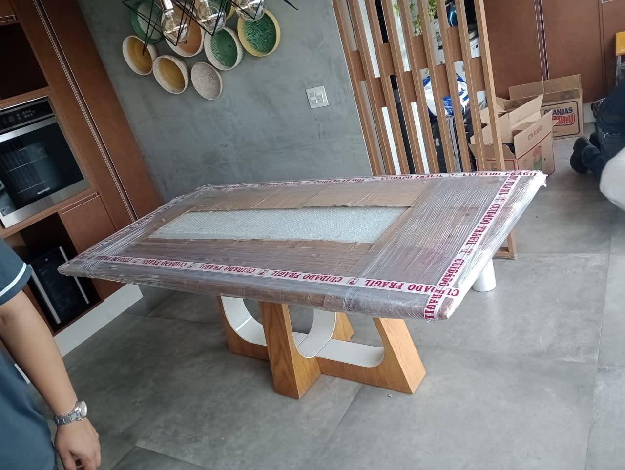 Frete, Mudança e Transportadora em Balneário Camboriú – SC 1 Mesa de jantar embalada com plástico filme, papelão e fita cuidado frágil para a mudança